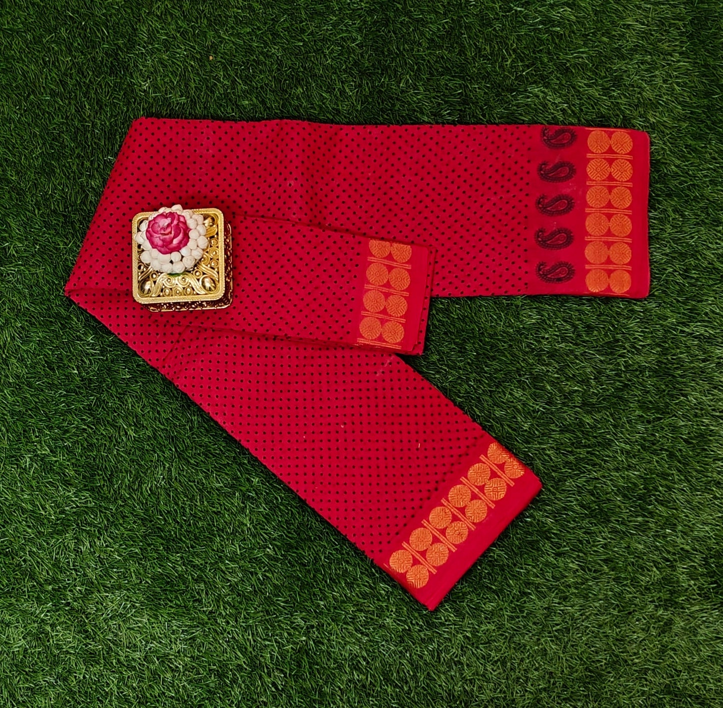 Bright Red Sungudi Cotton Saree with Dotted Pattern & Paisley Zari Border