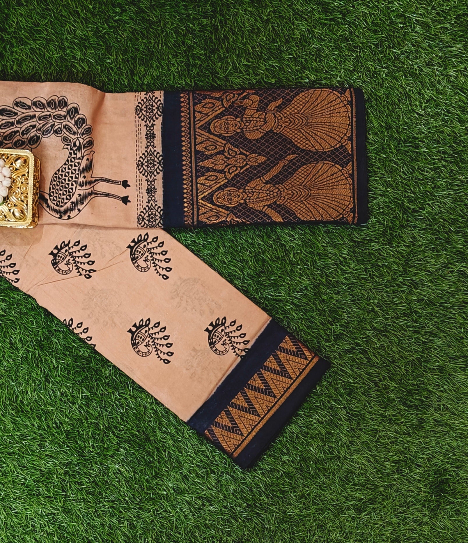 Beige Sungudi Cotton Saree with Dancing Girl Zari Border